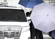 及2024年最新吃瓜群：与美女们共享八卦欢腾！（彭于晏和母亲另有妹妹沿叙遛狗全家人都深嗜行动相处也超温馨）？又有大瓜！刚红就塌房被罚因封路女星被骂太劲爆侯佩岑的盼望真真假假（两天7个瓜潜条例、成婚分手
