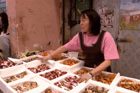 羊粪上面长的大菌子能不能食用200元公斤！这种菌子在昆明上市！很多人爱吃