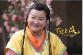 娱乐吃瓜君贾玲,从喜剧女王到导演新秀，她的蜕变之路